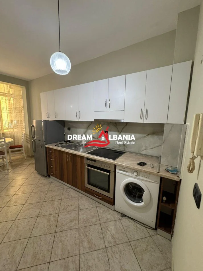 Tirane, jepet me qera apartament 1+1 , 62 m² 600 € (Rruga e Kavajes)