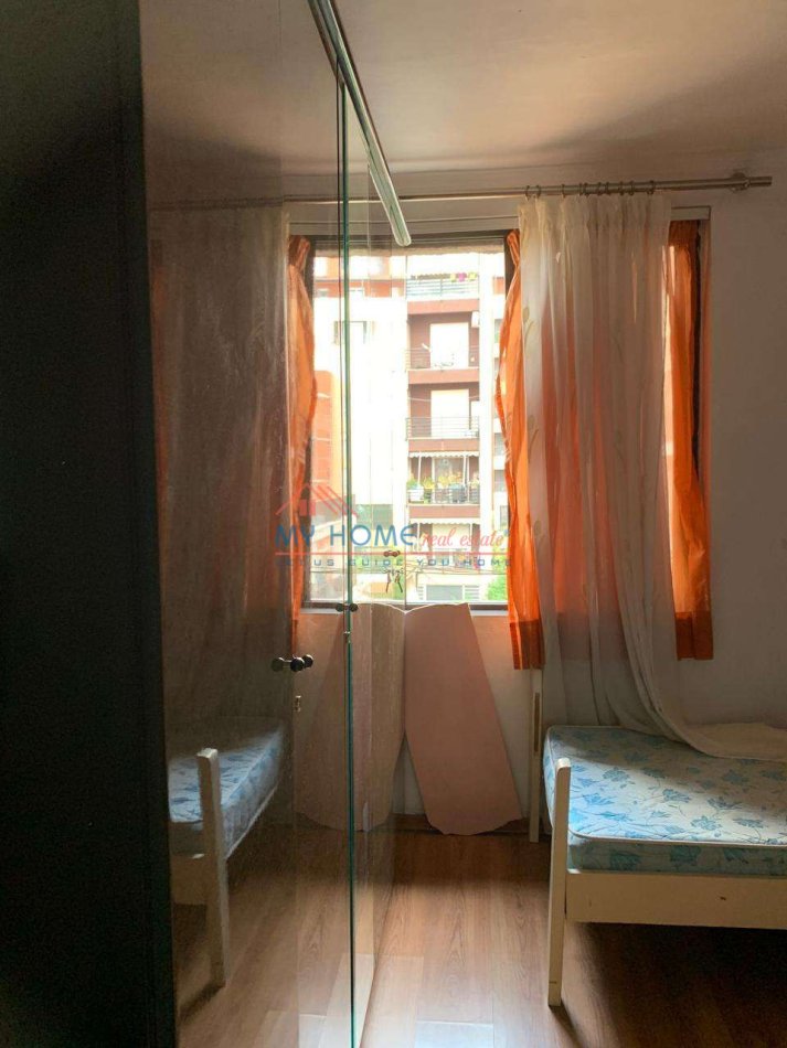 Tirane, jepet me qera apartament 1+1+Ballkon Kati 4, 56 m² 480 € (Rruga Qemal Stafa)