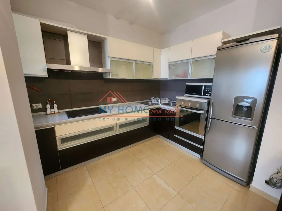 Tirane, jepet me qera apartament 1+1+Ballkon Kati 5, 75 m² 650 € (Shallvaret)