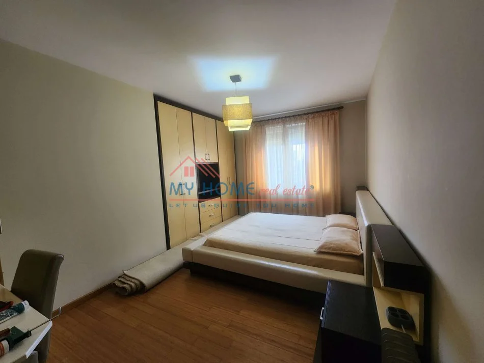 Tirane, jepet me qera apartament 1+1+Ballkon Kati 5, 75 m² 650 € (Shallvaret)
