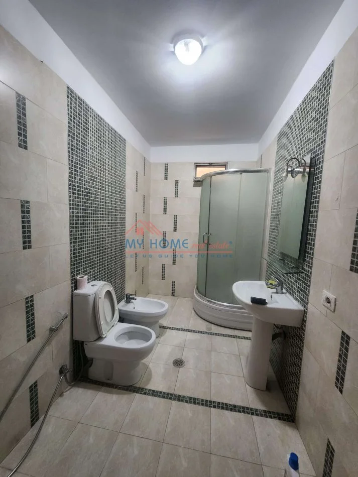 Tirane, jepet me qera apartament 1+1+Ballkon Kati 5, 75 m² 650 € (Shallvaret)