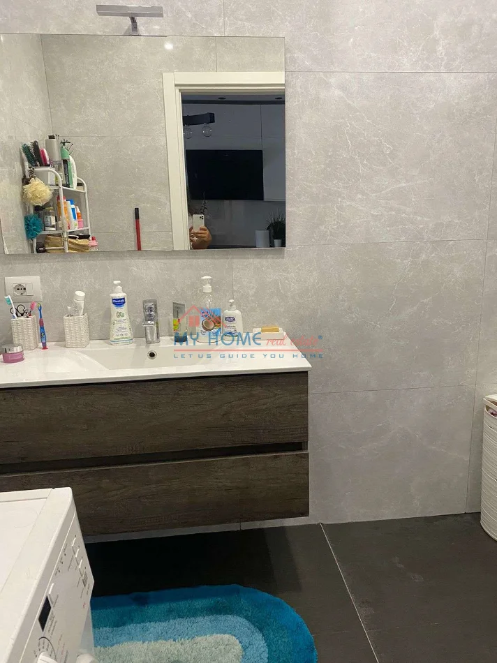 Tirane, jepet me qera apartament 1+1+Ballkon Kati 7, 68 m² 850 € (Rruga Gjik Kuqali)