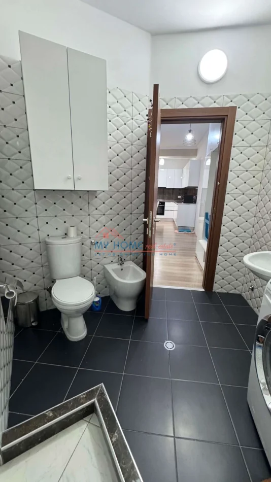 Tirane, jepet me qera apartament 1+1+Ballkon Kati 6, 64 m² 600 € (Brryli)
