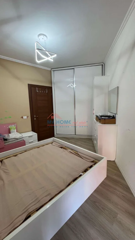 Tirane, jepet me qera apartament 1+1+Ballkon Kati 6, 64 m² 600 € (Brryli)