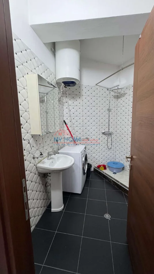Tirane, jepet me qera apartament 1+1+Ballkon Kati 6, 64 m² 600 € (Brryli)