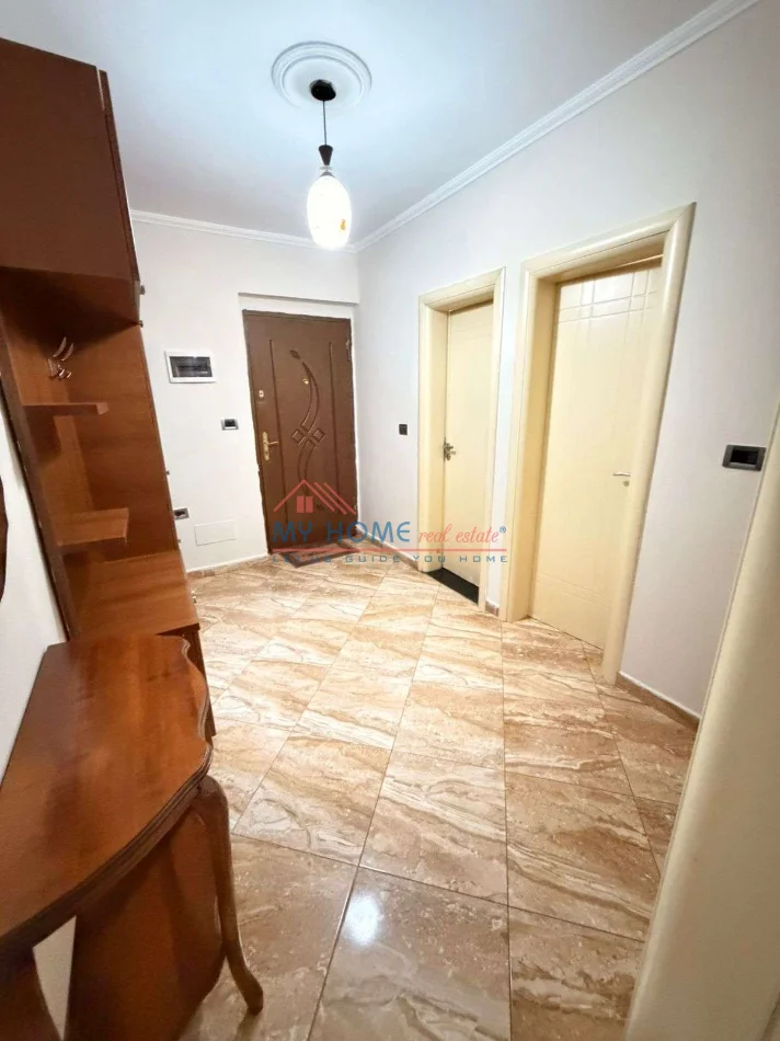 Tirane, jepet me qera apartament 1+1+Ballkon Kati 3, 55 m² 420 € (Kinostudio)