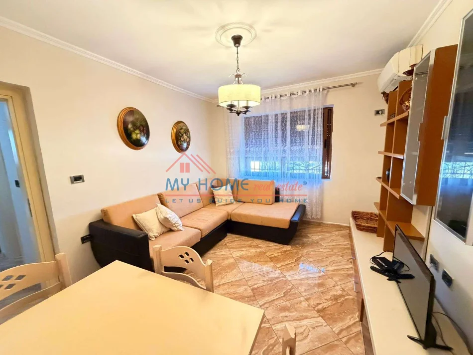 Tirane, jepet me qera apartament 1+1+Ballkon Kati 3, 55 m² 420 € (Kinostudio)