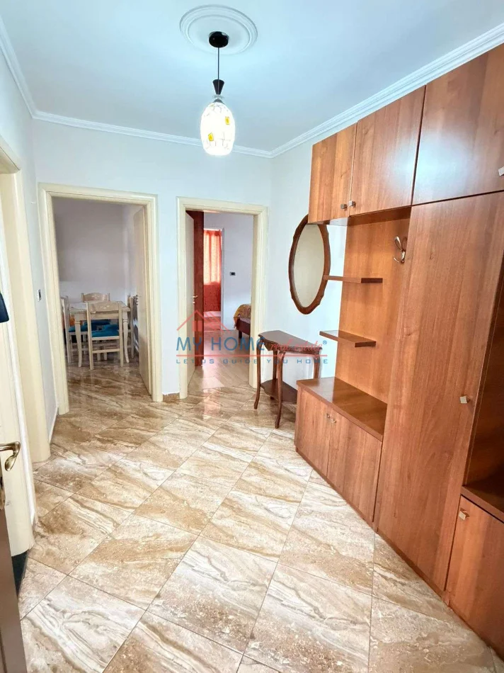 Tirane, jepet me qera apartament 1+1+Ballkon Kati 3, 55 m² 420 € (Kinostudio)
