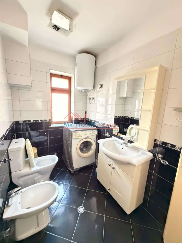 Tirane, jepet me qera apartament 1+1+Ballkon Kati 3, 55 m² 420 € (Kinostudio)