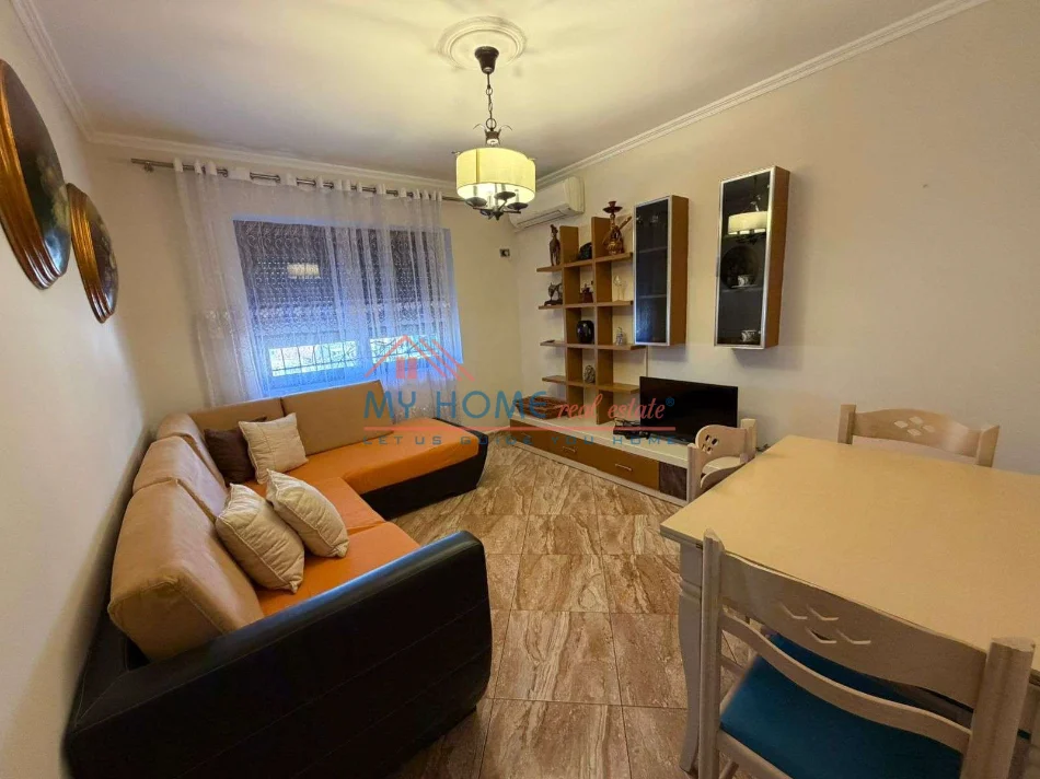 Tirane, jepet me qera apartament 1+1+Ballkon Kati 3, 55 m² 420 € (Kinostudio)