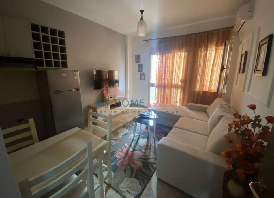 Tirane, jepet me qera apartament 1+1+Ballkon Kati 3, 60 m² 600 € (Komuna e Parisit)