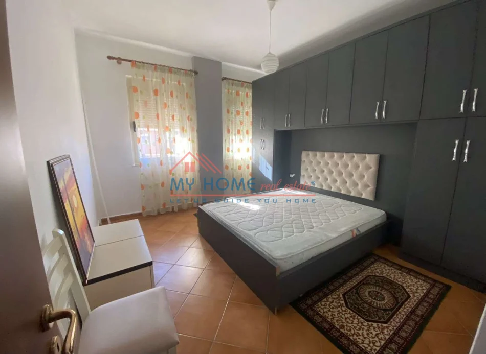 Tirane, jepet me qera apartament 1+1+Ballkon Kati 3, 60 m² 600 € (Komuna e Parisit)