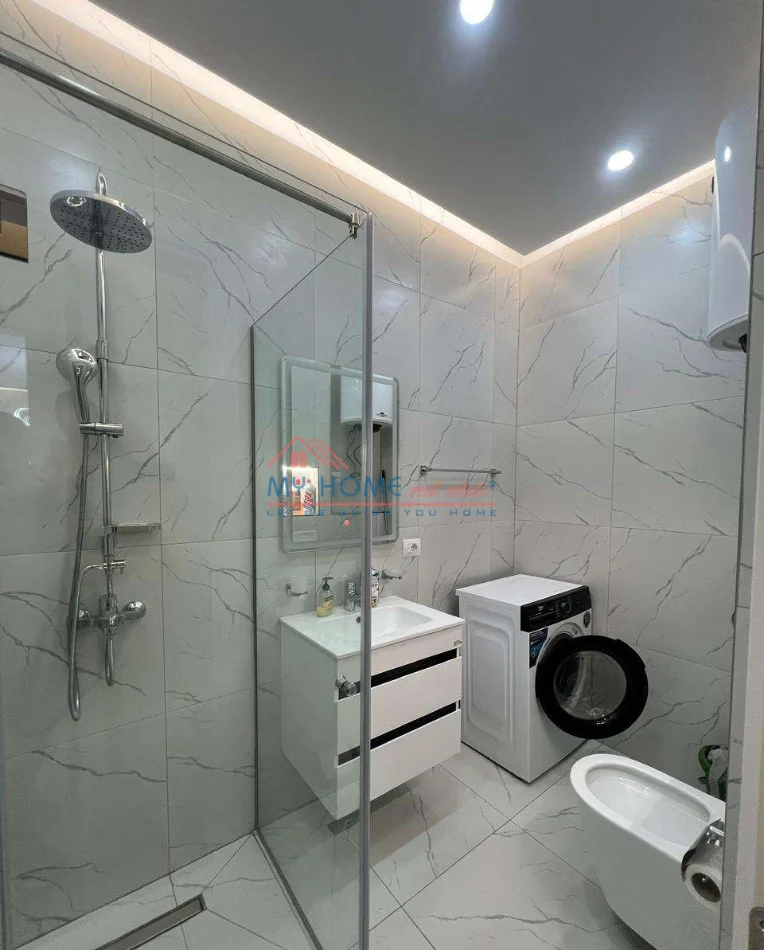 Tirane, jepet me qera apartament 1+1+Ballkon Kati 4, 70 m² 930 € (Rruga e Kosovareve)