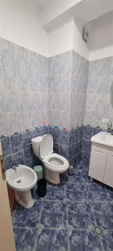 Tirane, jepet me qera apartament 1+1+Ballkon Kati 5, 53 m² 600 € (Rruga Riza Cerova)