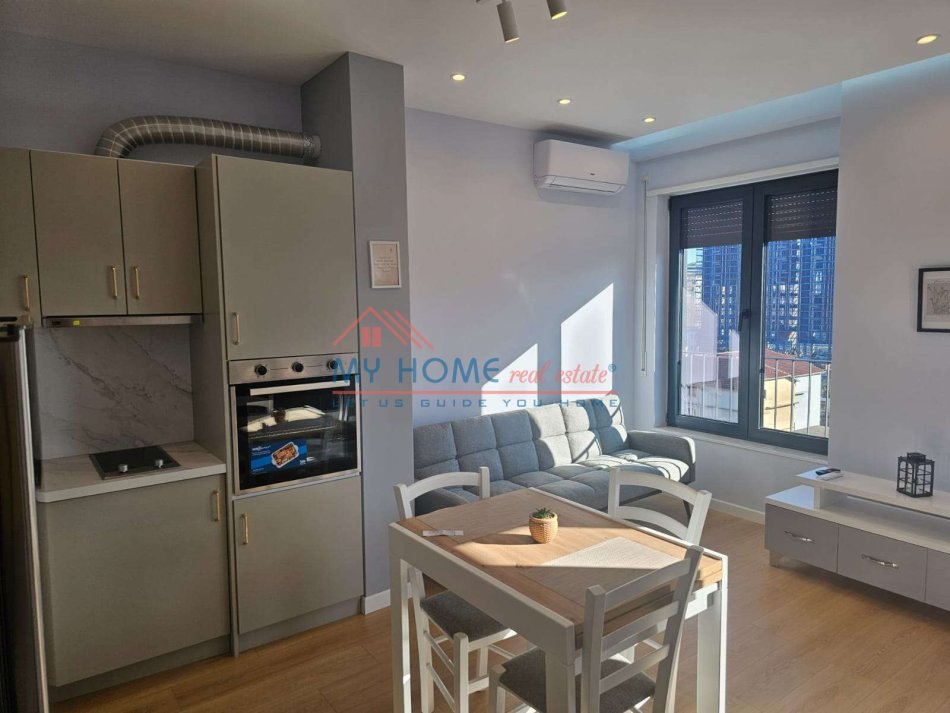 Tirane, jepet me qera apartament 1+1+Ballkon Kati 6, 55 m² 650 € (Rruga Karl Gega)