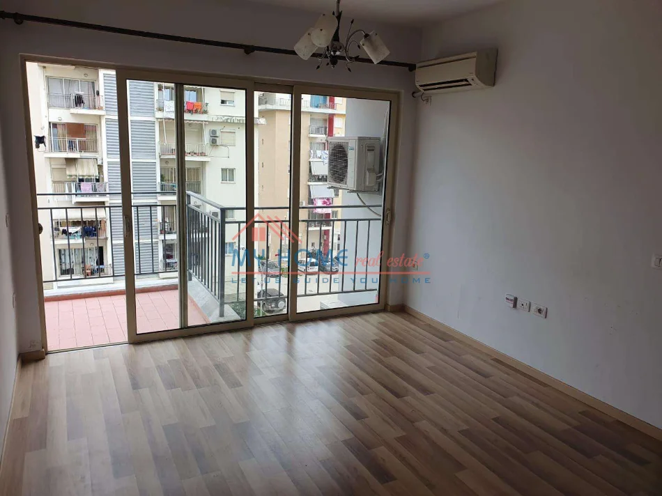 Tirane, jepet me qera zyre Kati 5, 50 m² 450 € (Fusha e Aviacionit)