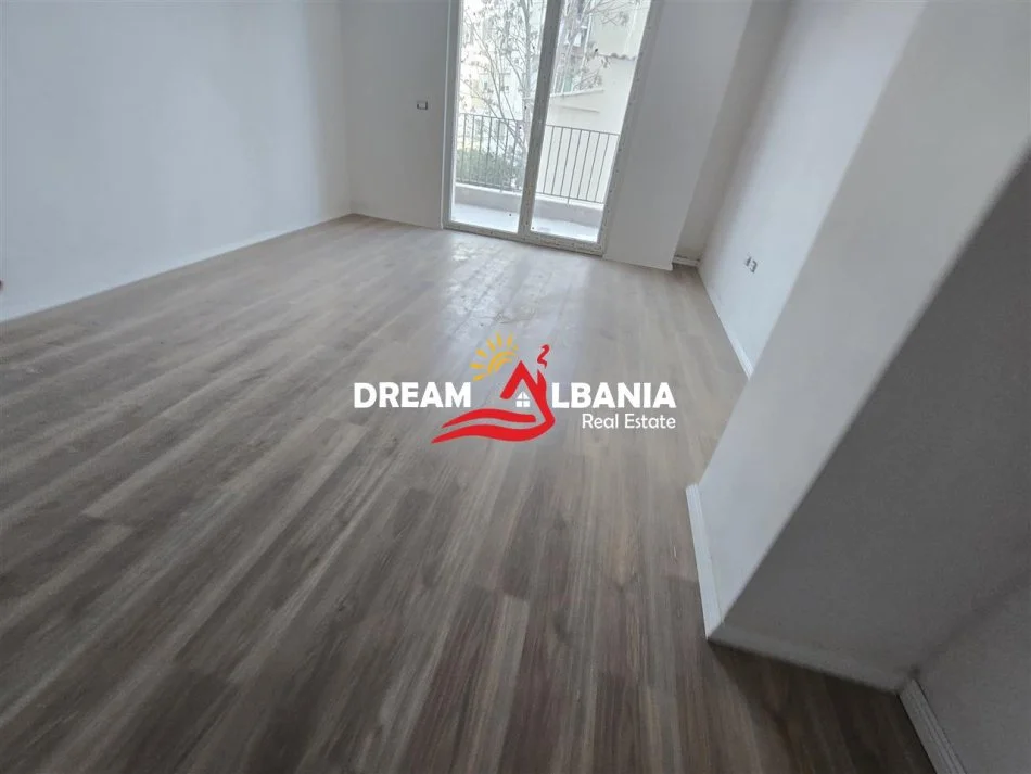 Tirane, shitet apartament 1+1 Kati 1, 72 m² 129.000 € (Rruga Dritan Hoxha, Kompleksi Aura)