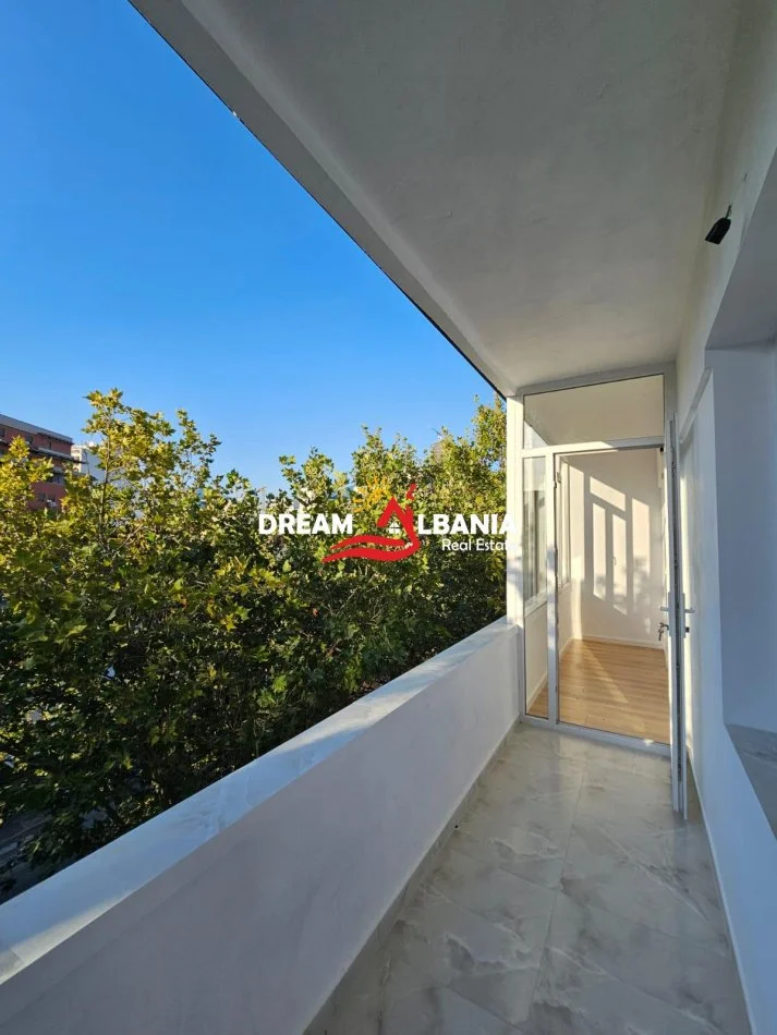 Tirane, shitet apartament 1+1 Kati 5, 49 m² 133.000 € (ne Rrugen e Kavajes, prane Xhamise)