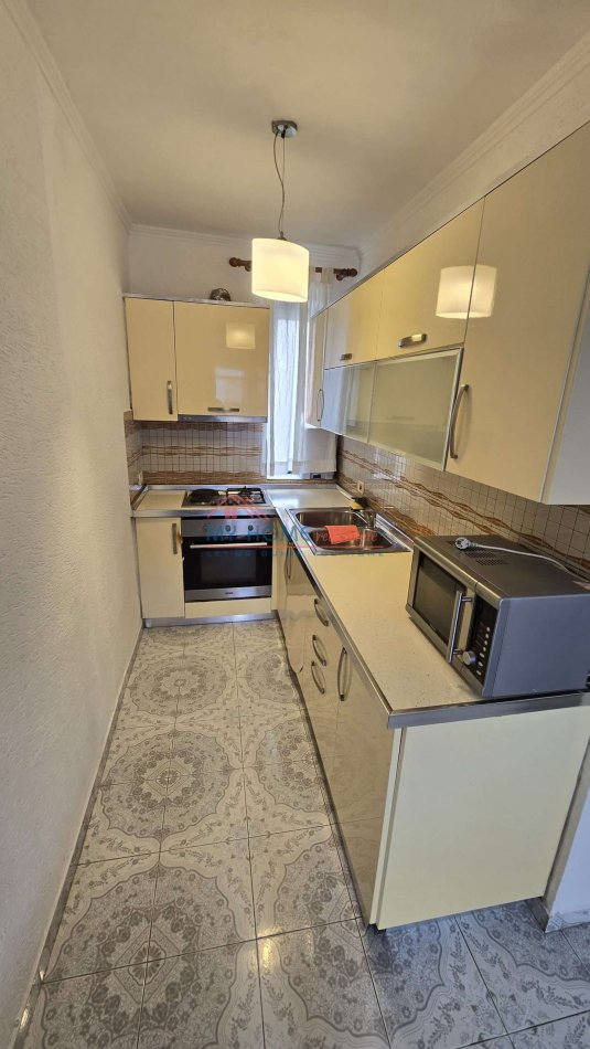 Tirane, shes 1+1+Ballkon Kati 3, 53 m² 83.000 € (Shkolla e Bashkuar)