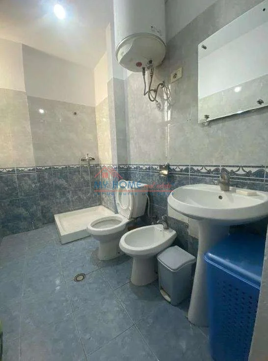 Tirane, jepet me qera apartament 1+1+Ballkon Kati 2, 60 m² 500 € (Rruga Riza Cerova)