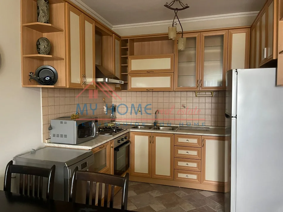 Tirane, jepet me qera apartament 1+1+Ballkon Kati 10, 65 m² 620 € (Shkolla e Baletit)