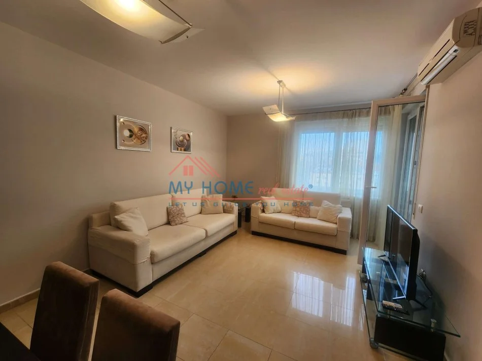 Tirane, jepet me qera apartament 1+1+Ballkon Kati 5, 75 m² 650 € (Shallvaret)