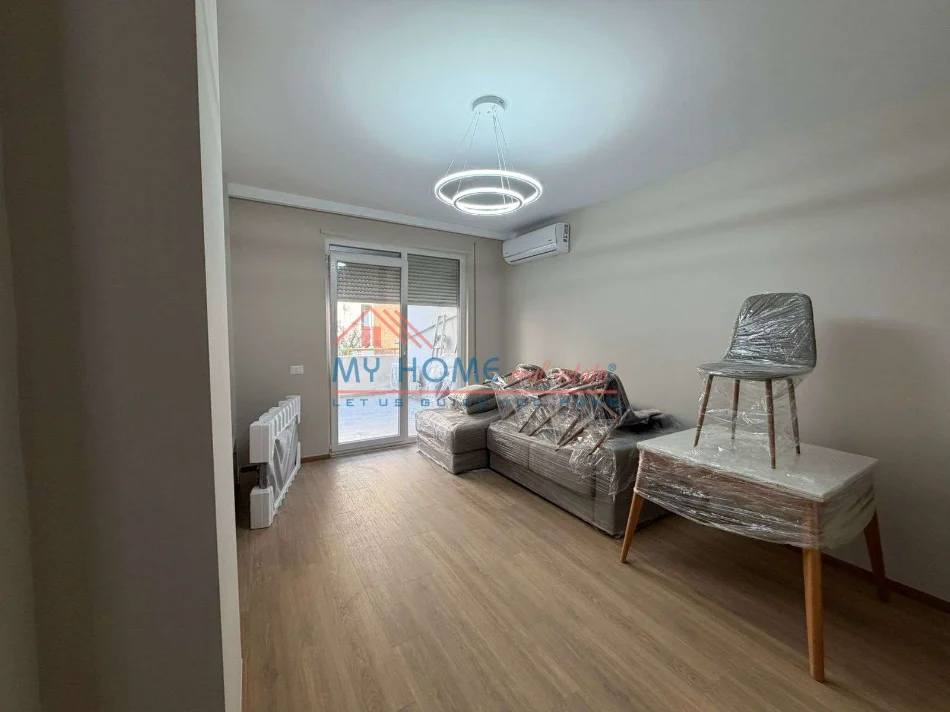 Tirane, jepet me qera apartament 1+1+Ballkon Kati 2, 90 m² 650 € (Rruga Shyqyri Brari)
