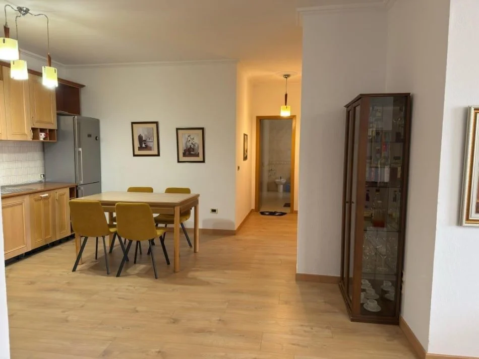 Tirane, jepet me qera apartament 2+1 Kati 8, 86 m² 800 € (BLLOK)