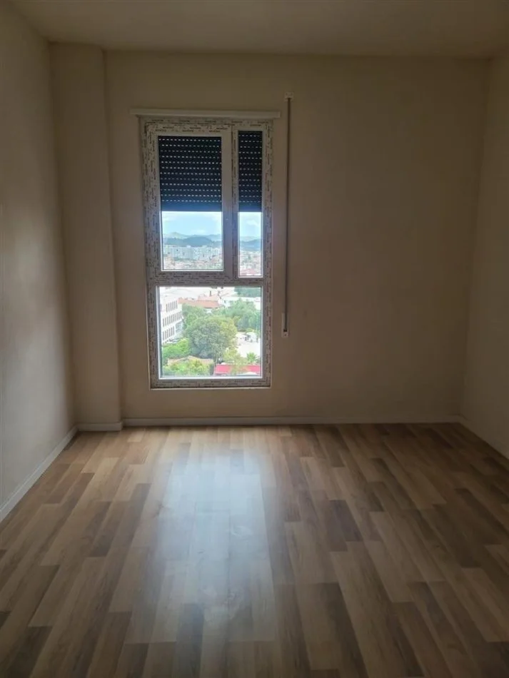 Tirane, jepet me qera apartament 2+1+Ballkon Kati 8, 90 m² 450 € (Trio Towers)