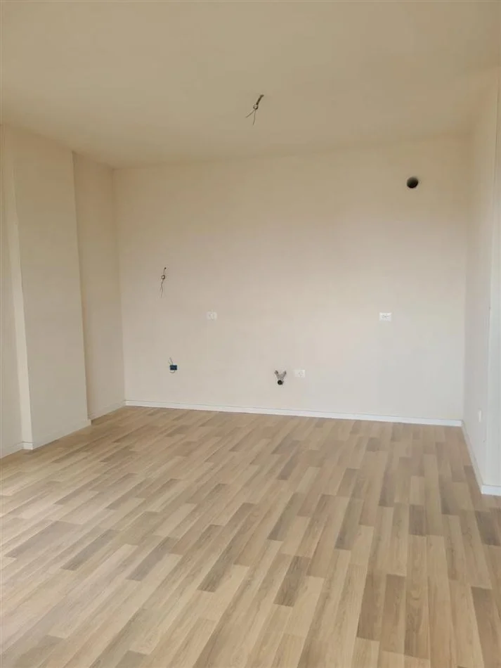 Tirane, jepet me qera apartament 2+1+Ballkon Kati 8, 90 m² 450 € (Trio Towers)