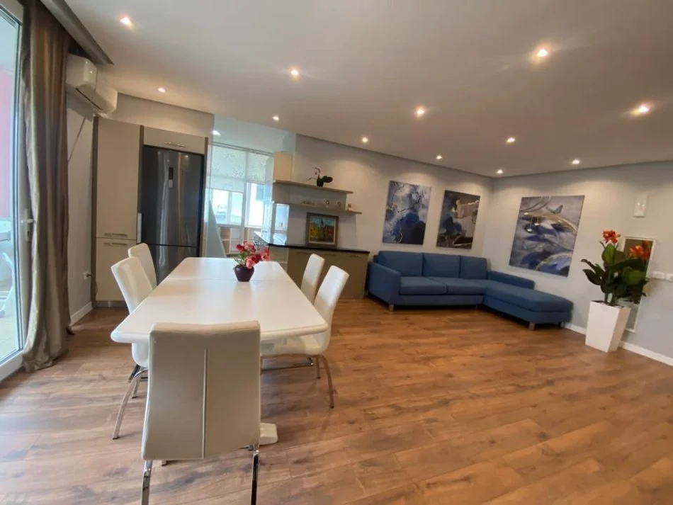 Tirane, jepet me qera apartament 2+1 Kati 3, 125 m² 1.100 € (Ish Ekspozita)