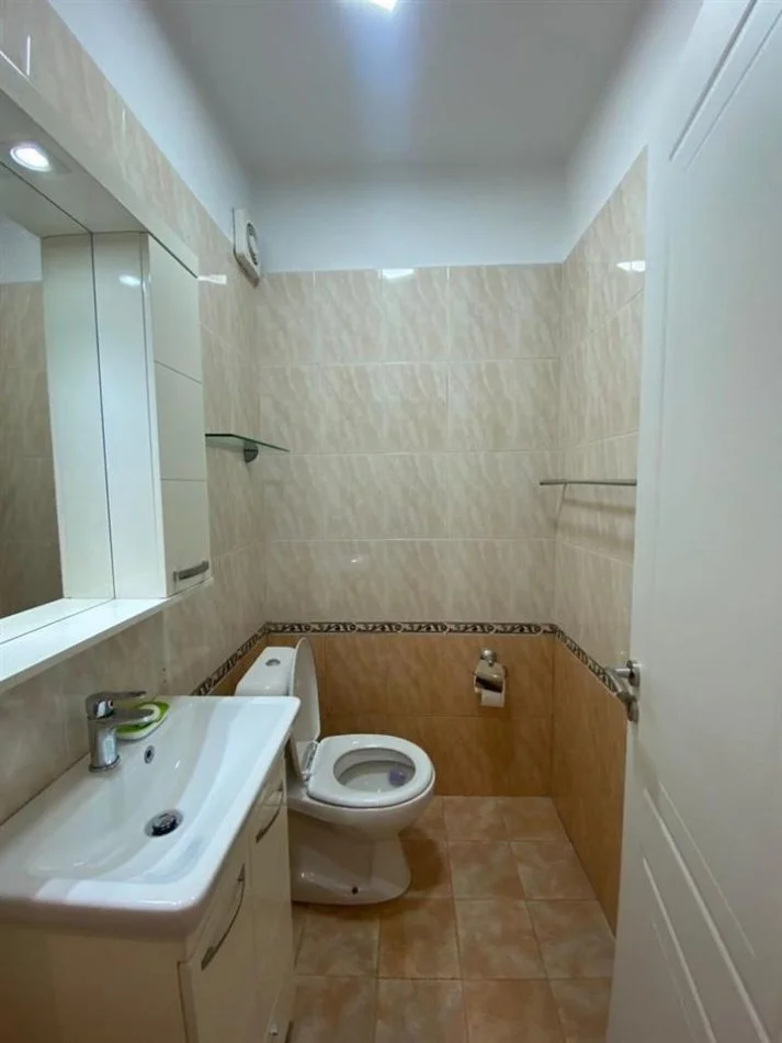 Tirane, jepet me qera apartament 2+1 Kati 3, 125 m² 1.100 € (Ish Ekspozita)