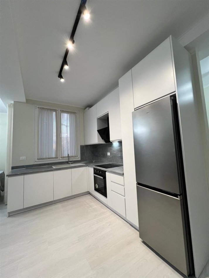 Tirane, jepet me qera apartament 2+1+Ballkon Kati 5, 103 m² 750 € (River Residence)