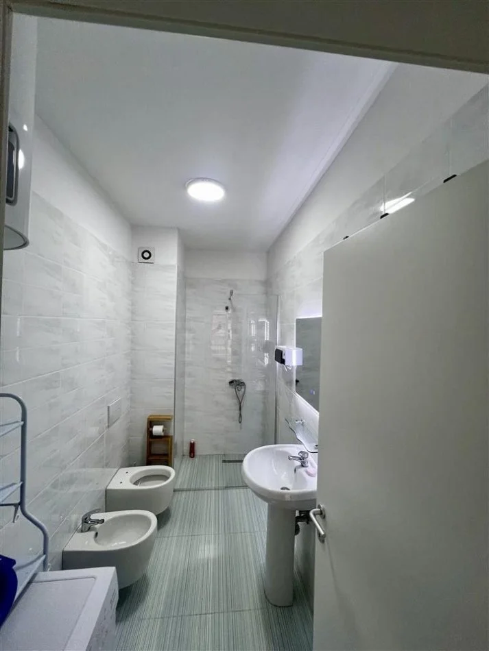 Tirane, jepet me qera apartament 2+1+Ballkon Kati 2, 96 m² 650 € (RESIDENCA AVID PRANE STACIONI I TRENIT)