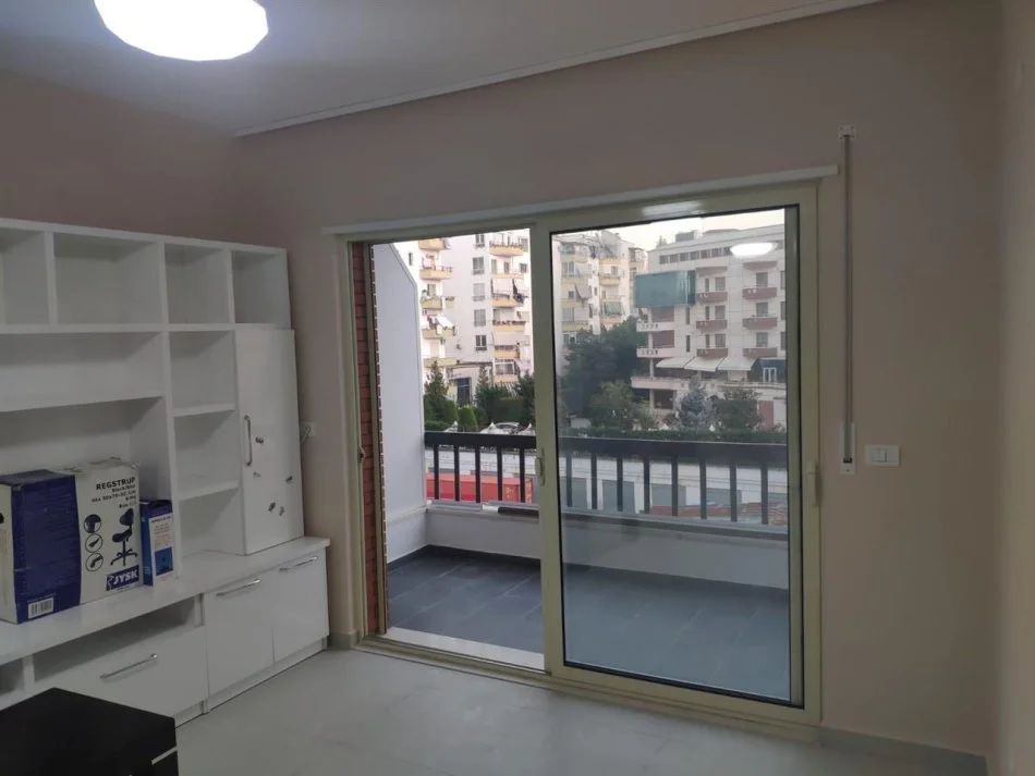 Tirane, jepet me qera apartament 2+1+Ballkon Kati 3, 75 m² 500 € (Ali dem)