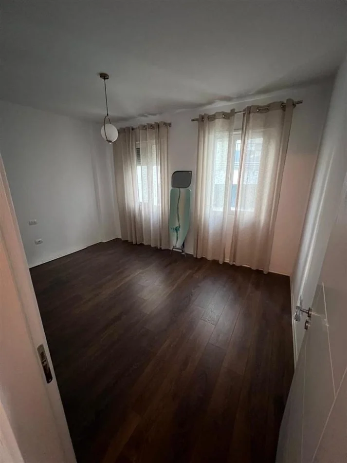 Tirane, jepet me qera apartament 2+1 Kati 4, 100 m² 700 € (Kopshti Zoologjik)