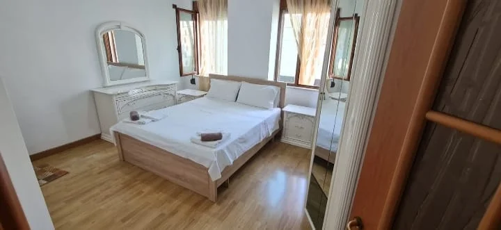 Tirane, jepet me qera apartament 2+1+Ballkon Kati 2, 150 m² 550 € (Laprake, Prane KMY)