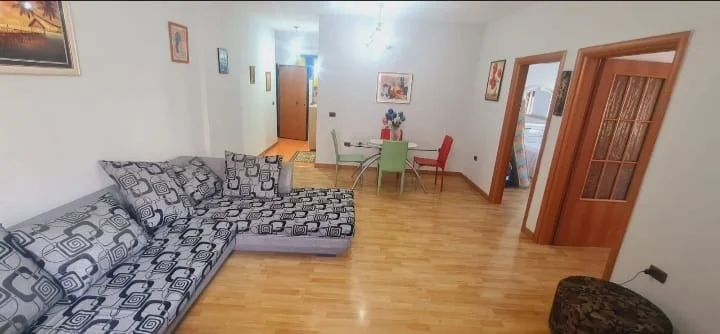 Tirane, jepet me qera apartament 2+1+Ballkon Kati 2, 150 m² 550 € (Laprake, Prane KMY)