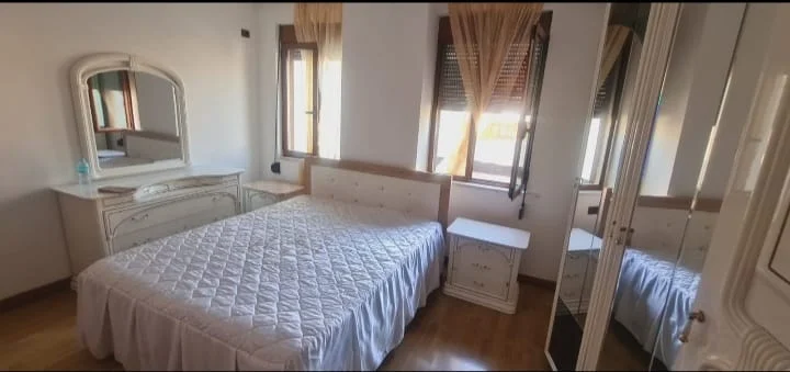 Tirane, jepet me qera apartament 2+1+Ballkon Kati 2, 150 m² 550 € (Laprake, Prane KMY)