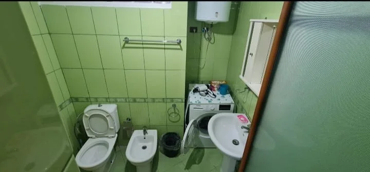 Tirane, jepet me qera apartament 2+1+Ballkon Kati 2, 150 m² 550 € (Laprake, Prane KMY)