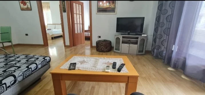 Tirane, jepet me qera apartament 2+1+Ballkon Kati 2, 150 m² 550 € (Laprake, Prane KMY)