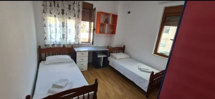 Tirane, jepet me qera apartament 2+1+Ballkon Kati 2, 150 m² 550 € (Laprake, Prane KMY)