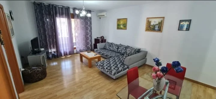 Tirane, jepet me qera apartament 2+1+Ballkon Kati 2, 150 m² 550 € (Laprake, Prane KMY)