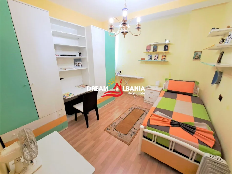 Tirane, jepet me qera apartament 2+1+Ballkon Kati 2, 100 m² 680 € (Rruga Fortuzi)