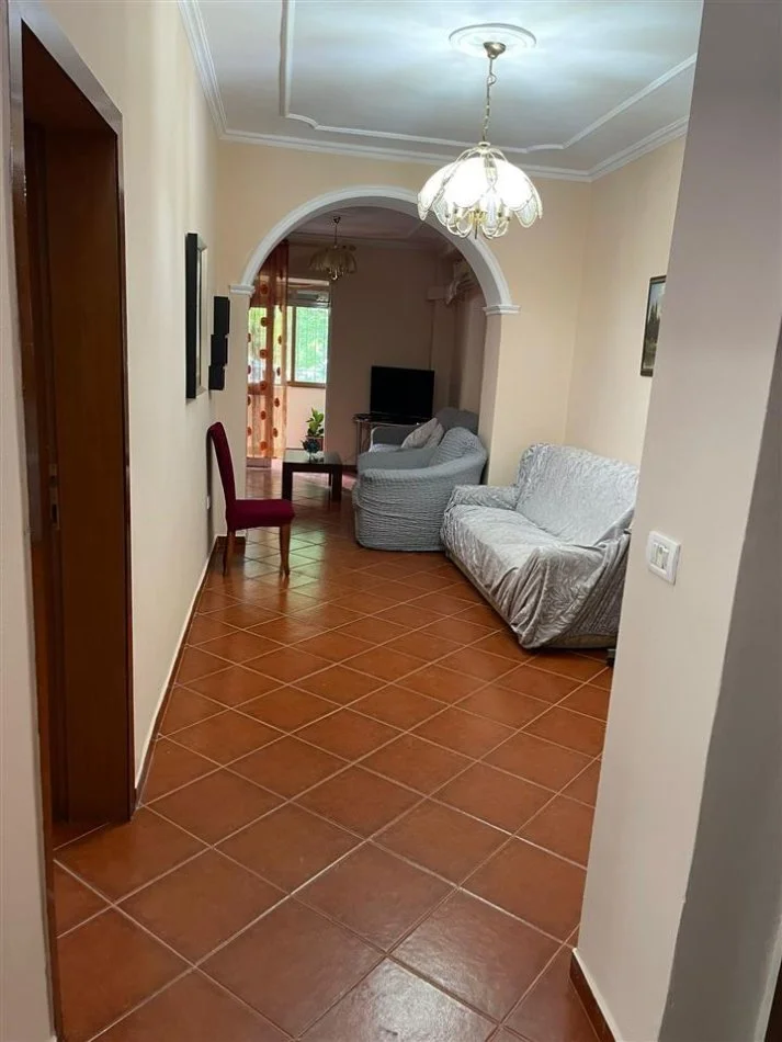 Tirane, jepet me qera apartament 2+1 Kati 1, 75 m² 500 € (Rruga Sulejman Delvina)