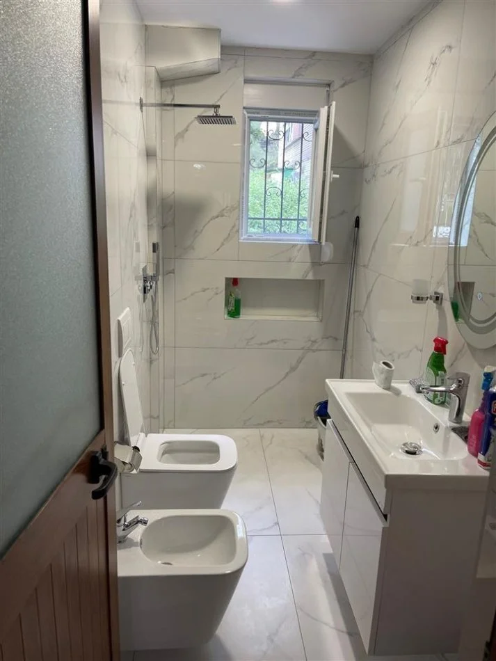 Tirane, jepet me qera apartament 2+1 Kati 1, 75 m² 500 € (Rruga Sulejman Delvina)