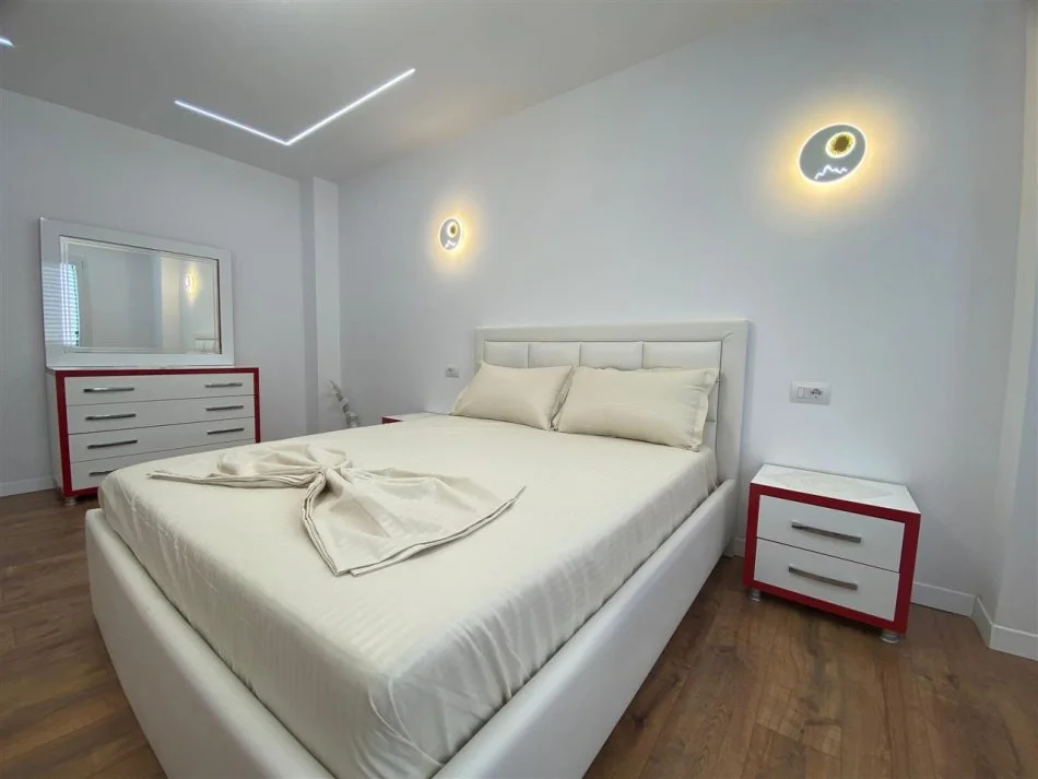 APARTAMENT 2+1 ME QERA TEK 21 DHJETORI800EUR / muaj