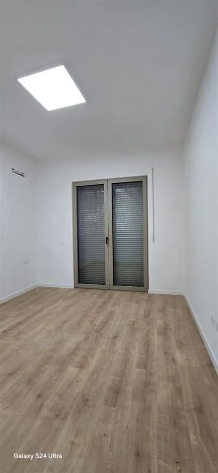 Tirane, jepet me qera apartament 2+1, Kati 2, 130 m² 700 € (KOMPLEKSI DELIJORGJI)