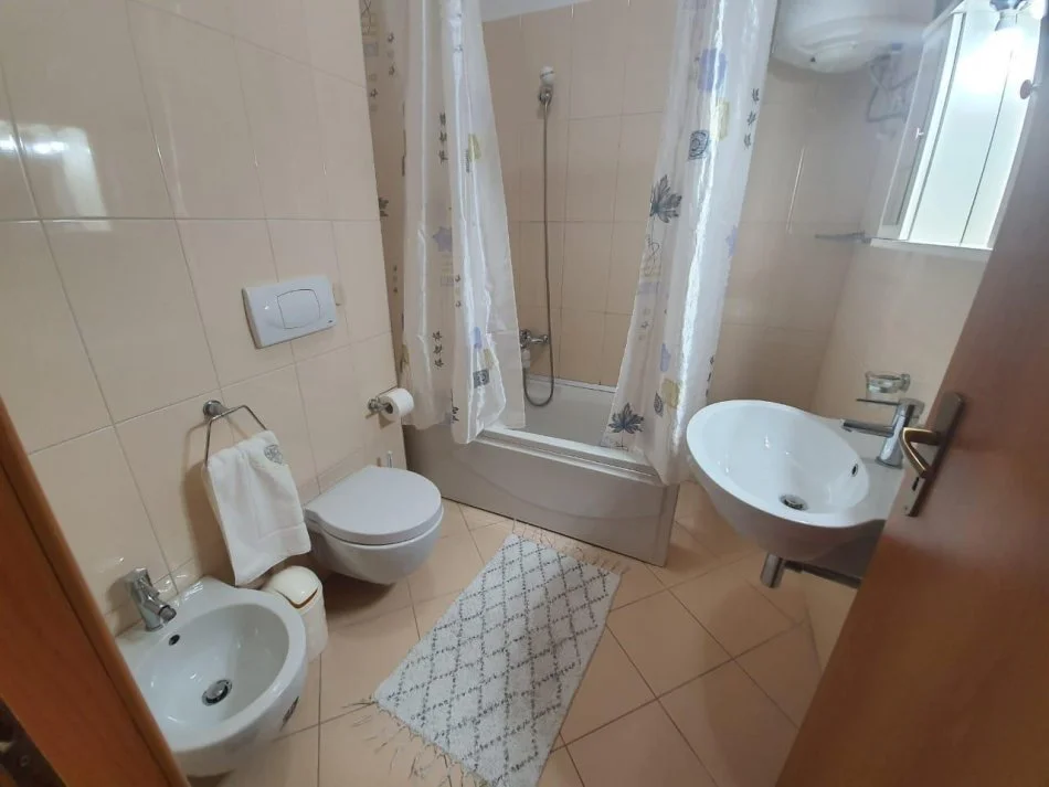 Tirane, jepet me qera apartament 2+1 Kati 3, 110 m² 800 € (Komuna Parisit)