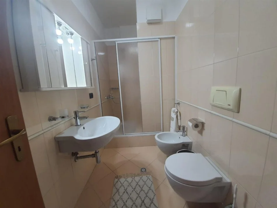 Tirane, jepet me qera apartament 2+1 Kati 3, 110 m² 800 € (Komuna Parisit)